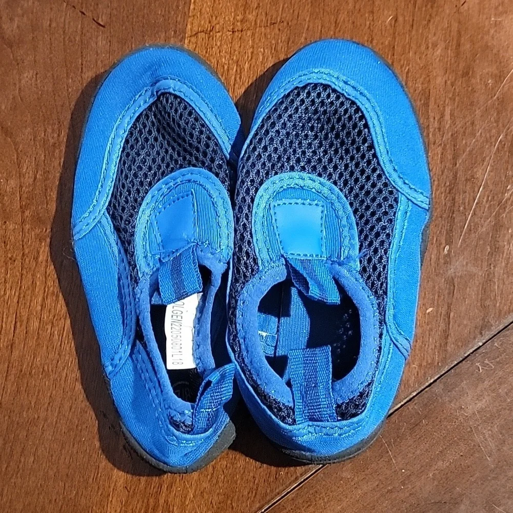 (J4) Boys water shoes 7/8